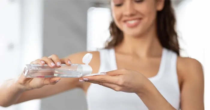 ریختن میسلارواتر روی پد آرایشی6854153