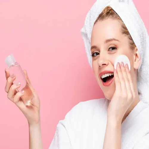 پاک کردن آرایش صورت با میسلار واتر 654165312